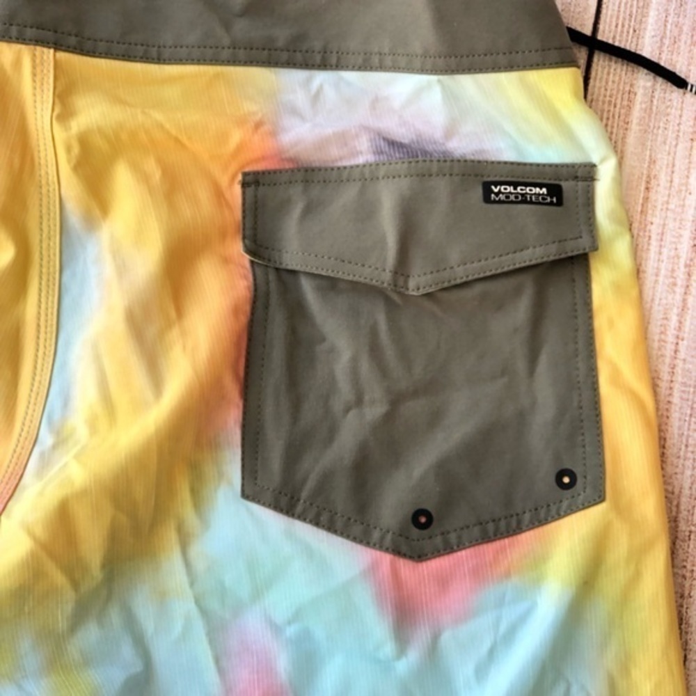 VOLCOM BOARD SHORTS - Picture 6 of 7